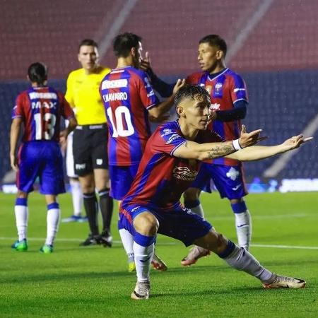 Evan Jiménez, do Atlante, celebra gol em homenagem ao companheiro Bermúdez, que saiu com grave lesão