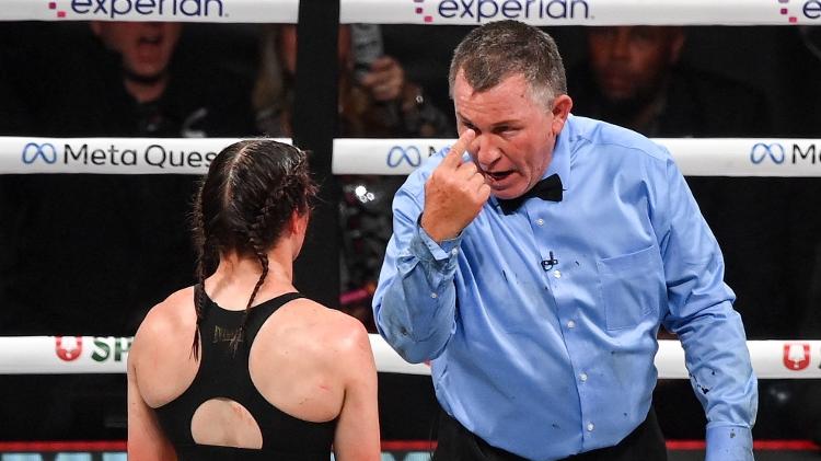 Katie Taylor chegou a ser punida pela arbitragem durante luta contra Amanda Serrano