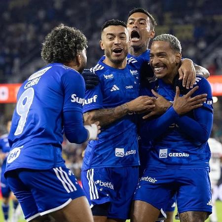 Jogadores do Cruzeiro comemoram gol de Matheus Pereira aos 28 segundos de jogo