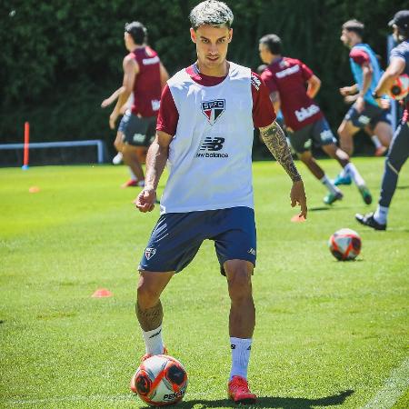 Ferreirinha durante treino do São Paulo no CT da Barra Funda