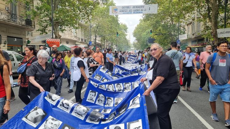 Manifestantes estenderam uma grande faixa com fotos de desaparecidos durante a ditadura argentina Manifestantes estenderam uma grande faixa com fotos de desaparecidos durante a ditadura argentina
