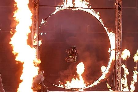 Aaron 'Wheelz' Fotheringham atravessa anel de fogo com cadeira de rodas adaptada, no Nitro Circus, no Allianz Parque Aaron 'Wheelz' Fotheringham atravessa anel de fogo com cadeira de rodas adaptada, no Nitro Circus, no Allianz Parque