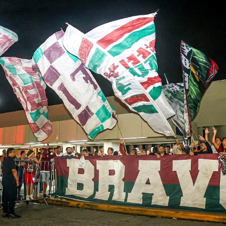 Desembarque do Fluminense no Rio tem festa da torcida Desembarque do Fluminense no Rio tem festa da torcida