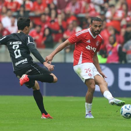 Thiago Maia e Matheus Araújo disputam a bola durante Inter x Ceará, pelo Brasileirão Thiago Maia e Matheus Araújo disputam a bola durante Inter x Ceará, pelo Brasileirão