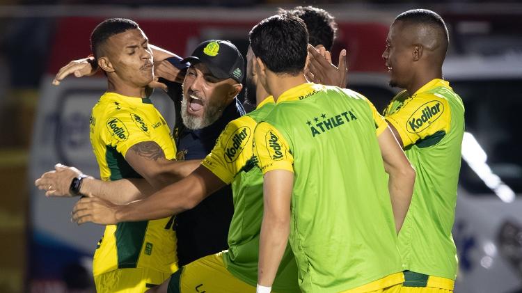 Negueba comemora gol marcado pelo Mirassol contra o Cruzeiro no Brasileirão