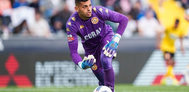 Palmeiras integra goleiro pegador de pênalti e negocia empréstimo de Aranha