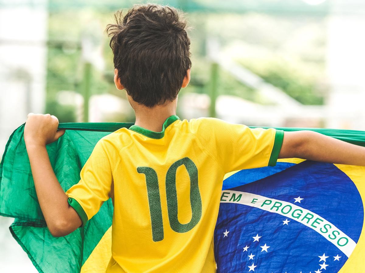 Futebol Brasileiro: Entre Hinos e Ecos da Escravidão