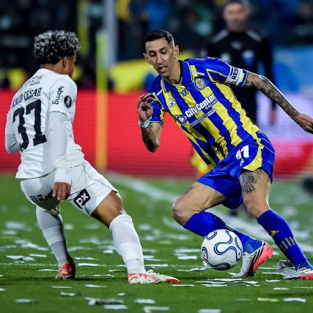 kaio-cesar-do-corinthians-e-di-maria-do-rosario-central-em-acao-durante-jogo-da-libertadores-1786673752029_v2_450x450 Corinthians segura pressão argentina e leva empate para casa; Fiel decide vaga na Libertadores