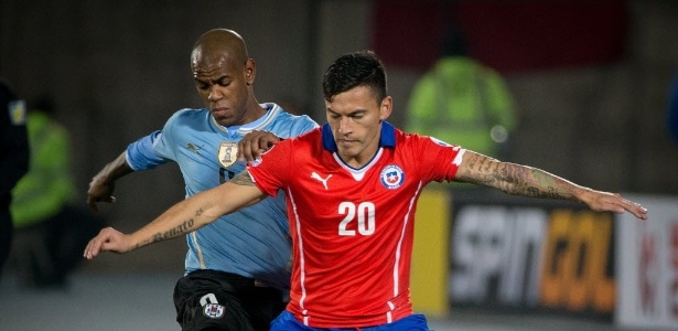 Aranguiz tenta fazer jogada para o Chile contra o Uruguai na Copa América - Xinhua/Pedro Mera