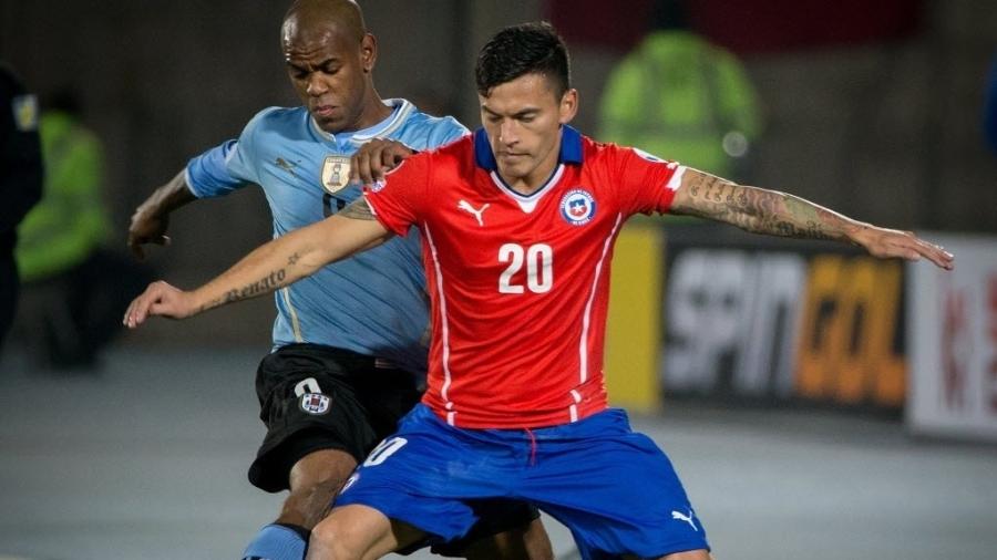 Aranguiz tenta fazer jogada para o Chile contra o Uruguai - Xinhua/Pedro Mera