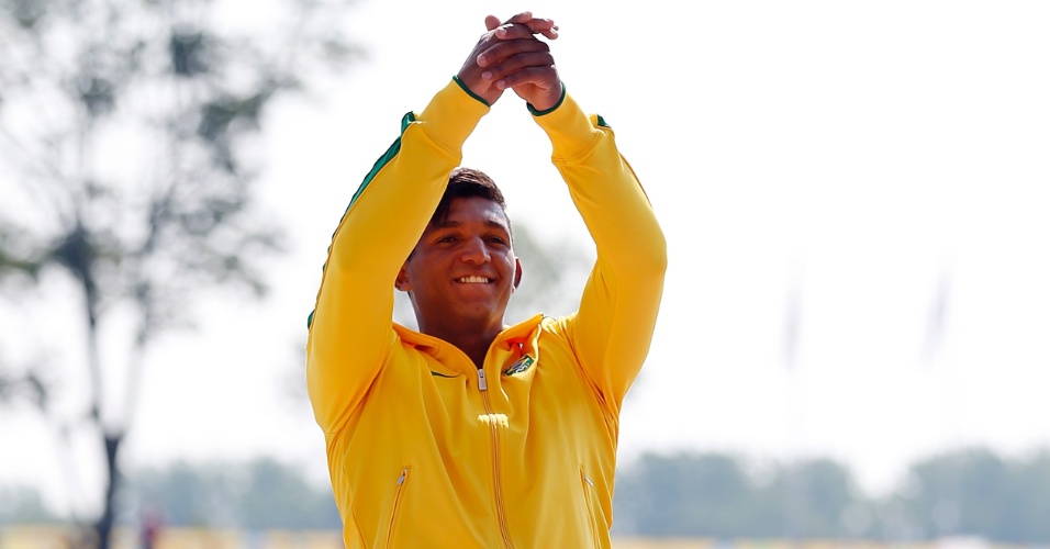 Isaquias Queiroz comemora a medalha de ouro na canoagem C1-1000m. Brasileiro ainda conquistou a prata na C2-1000m