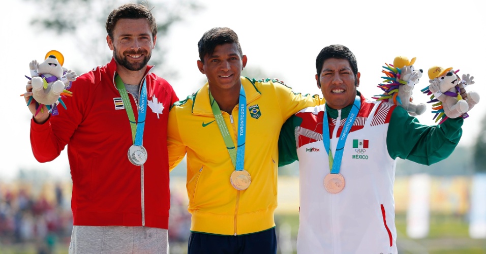 Isaquias Queiroz comemora a medalha de ouro na canoagem ao lado de Mark Oldershaw, do Canadá, e Jose Cristobal, do México, que ficaram com a prata e bronze, respectivamente
