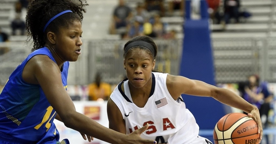 Jogadoras de Brasil e EUA em ação pelo basquete feminino no Pan de Toronto