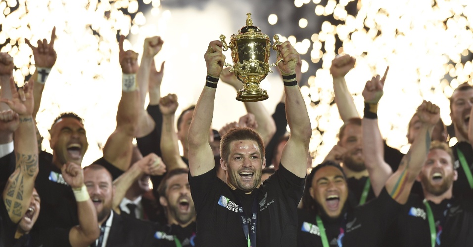 31.out - Capitão da seleção da Nova Zelândia de rúgbi, Richie McCaw ergue troféu do título mundial, após vencer a Austrália na final da edição de 2015