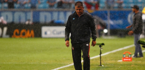 Claudio Borghi não resistiu a goleada por 5 a 0 no Campeonato Equatoriano - Lucas Uebel/Getty Images