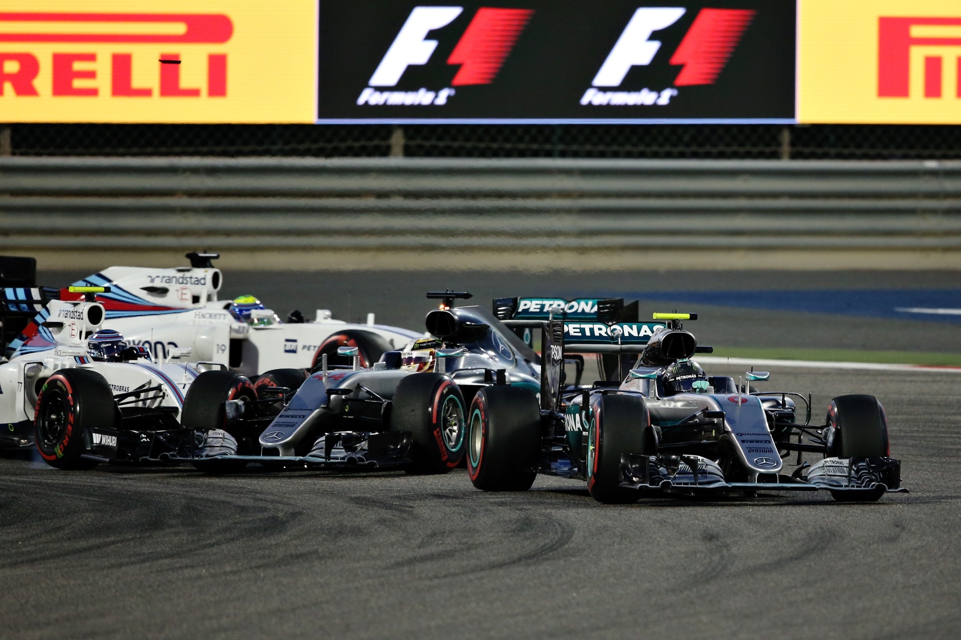 03.abr.2016 - Lewis Hamilton sofre toque da Williams de Valtteri Bottas e perde posições logo após a largada do GP do Bahrein - Lars Baron/Getty Images