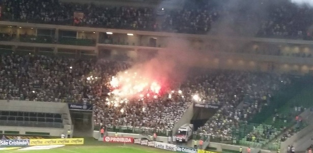 Torcida do Palmeiras acende sinalizadores durante partida contra o São Bernardo - Diego Salgado/UOL