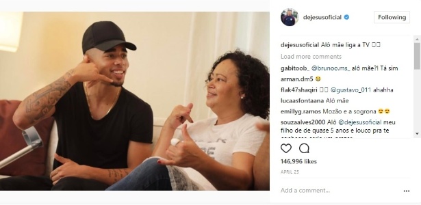 Gabriel Jesus e a mãe fazendo o gesto da comemoração - Instagram/Reprodução - Instagram/Reprodução