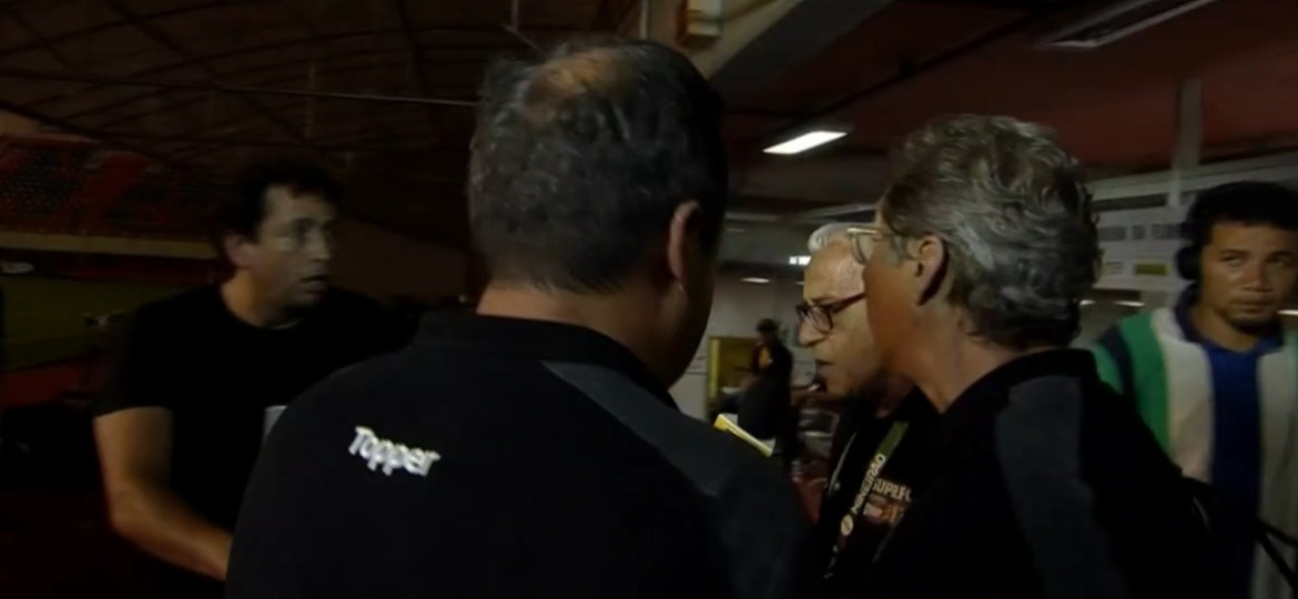 Oswaldo de Oliveira se desentende com o repórter Léo Gomide após classificação do Atlético-MG na Copa do Brasil - Reprodução/SporTV