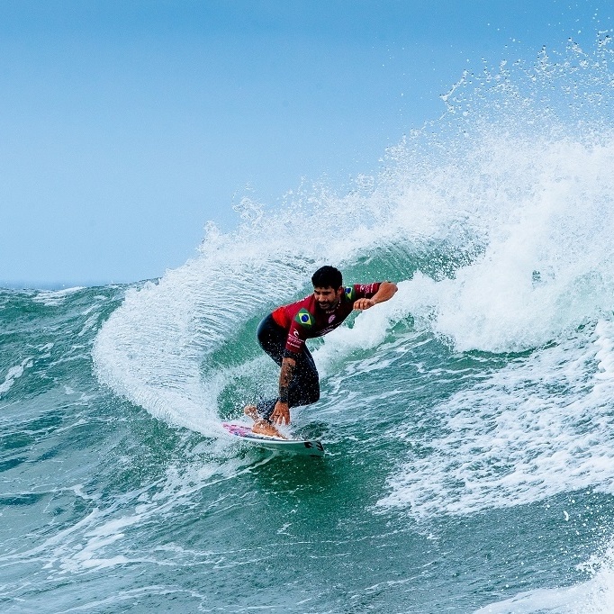 Surfe: Italo Ferreira e ator de Thor surfam juntos em piscina de ondas