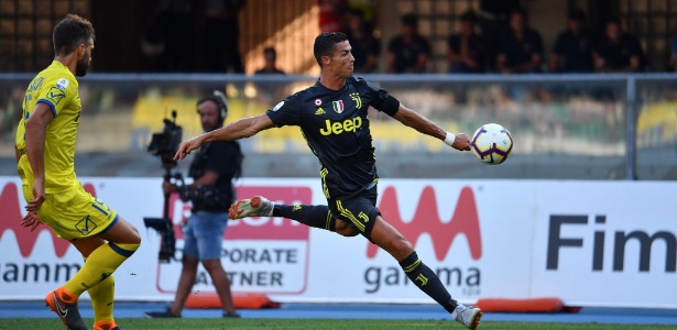 CR7 tenta chute na estreia oficial com a camisa da Juventus - Alberto Pizzoli/AFP