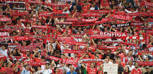 Torcida do Benfica no Estádio da Luz durante jogo contra o Bayern de Munique - Octavio Passos/Getty Images