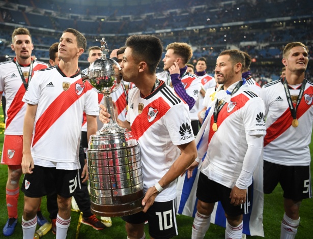 Pity Martínez, destaque da campanha, beija o quarto troféu de Libertadores do River - Matthias Hangst/Getty Images
