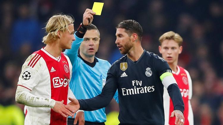 Sergio Ramos recebe cartão amarelo na partida entre Ajax e Real Madrid - REUTERS/Wolfgang Rattay - REUTERS/Wolfgang Rattay