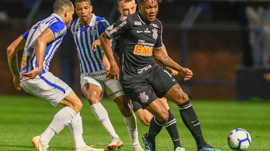 Jogadores de Avaí e Corinthians disputam jogada; time catarinense terminou o turno na lanterna - Antônio Carlos Mafalda- Mafalda Press
