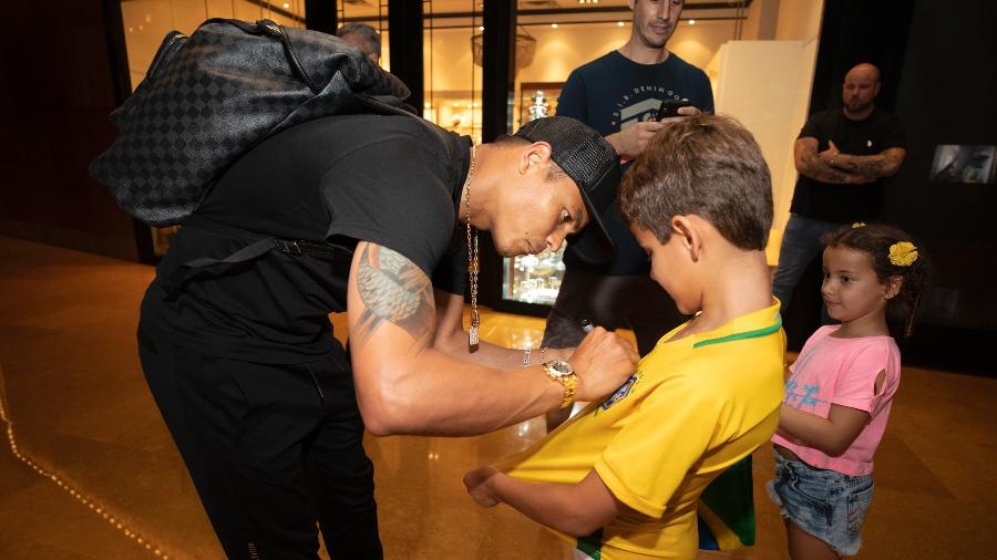 Thiago Silva dá autógrafo para torcedor mirim no hotel da seleção brasileira em Miami - Lucas Figueiredo/CBF