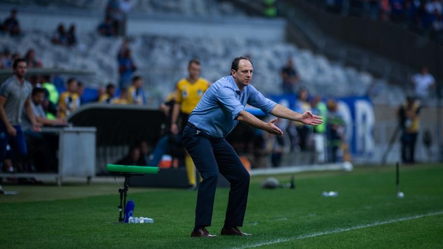 Ceni orienta o time do Cruzeiro durante partida; técnico quer jogadores escalar time com jogadores mais ágeis - Bruno Haddad/Cruzeiro