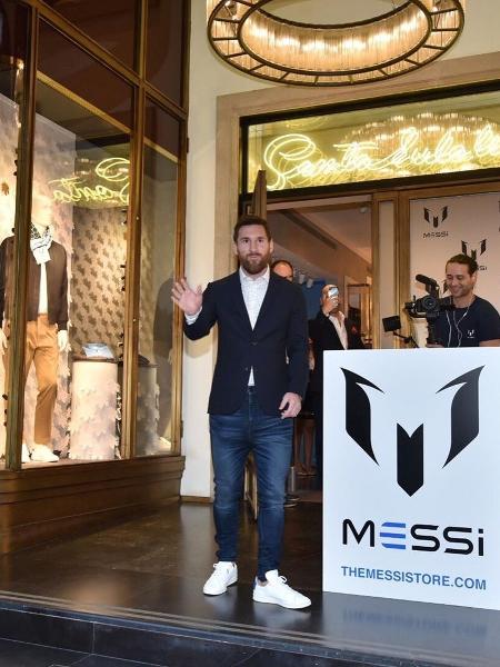 Messi posa para fotos em lançamento de marca de roupas - Divulgação