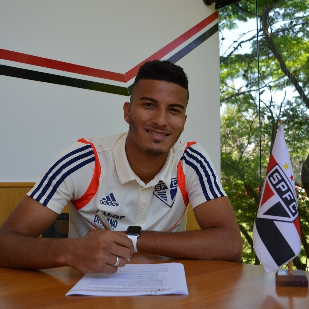 São Paulo renova com Walce, mas permanência do zagueiro no clube