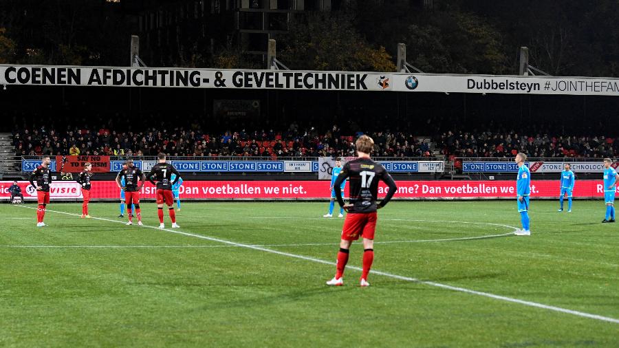 Jogadores da segunda divisão do futebol holandês protestam contra casos de racismo no país - PIROSCHKA VAN DE WOUW/REUTERS