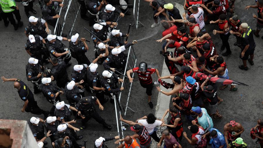 Policiais tentam afastar torcedores com gás de pimenta durante confusão no centro do Rio - Ricardo Soares/Reuters