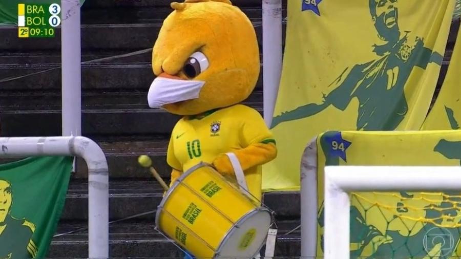 Canarinho Pistola, de máscara, faz batuque durante Brasil x Bolívia - Reprodução/Globo