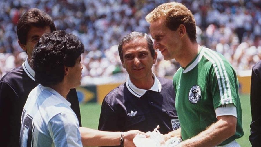 Observados pelo brasileiro Romualdo Arppi Filho, Maradona e Rummenigge se cumprimentam na final da Copa de 1986 - Bongarts/Getty Images