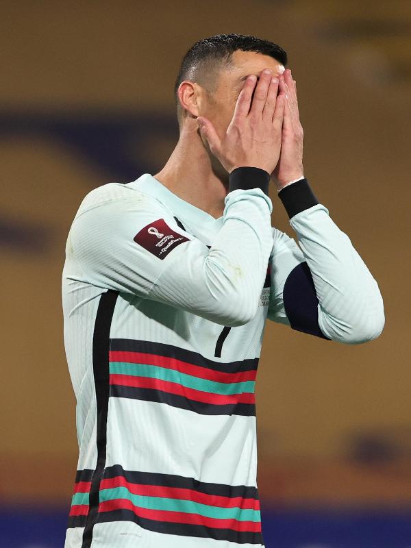 Cristiano Ronaldo lamenta chance perdida em partida de Portugal contra a Sérvia pelas Eliminatórias para a Copa de 2022