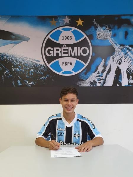 Gui Paraná assinou com o Grêmio até 2024 - Divulgação/Grêmio FBPA