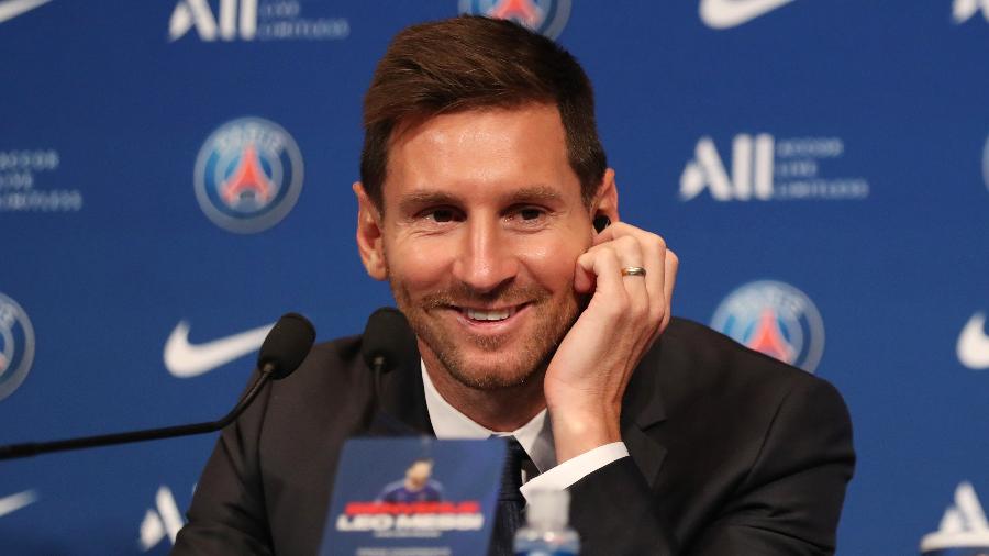 Messi sorri durante coletiva como jogador do Paris Saint-Germain - REUTERS/Sarah Meyssonnier