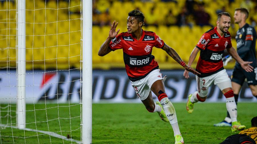Éverton Ribeiro deu as assistências para os gols de Bruno Henrique, em partida do Flamengo contra o Barcelona-EQU - Marcelo Cortes/CRF