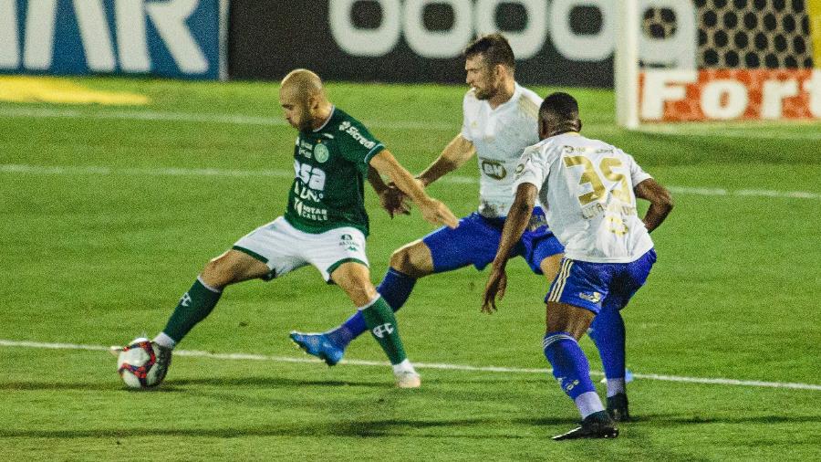 Régis, do Guarani, disputa lance em jogo com o Cruzeiro pela Série B - Diogo Reis/AGIF