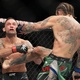 Frankie Edgar leva chute no rosto durante luta contra Marlon Vera no UFC 268 - Louis Grasse/PxImages