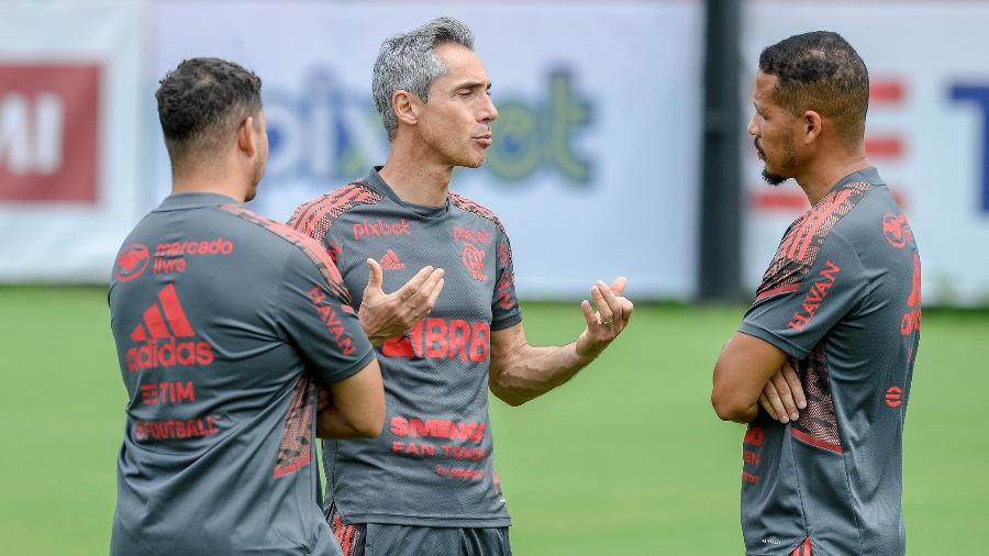 Técnico Paulo Sousa conversa com Clebinho, roupeiro do Flamengo, durante treino no Ninho do Urubu - Marcelo Cortes/Flamengo