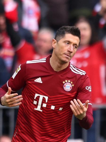 Lewandowski comemora gol marcado pelo Bayern de Munique na partida contra o Augsburg, pelo Campeonato Alemão - Lukas Barth/Reuters