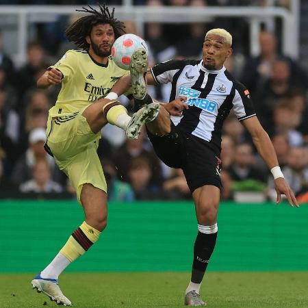 Mohamed Elneny e Joelinton brigam pela bola durante jogo entre Newcastle e Arsenal, pelo Campeonato Inglês - Lee Smith / Reuters