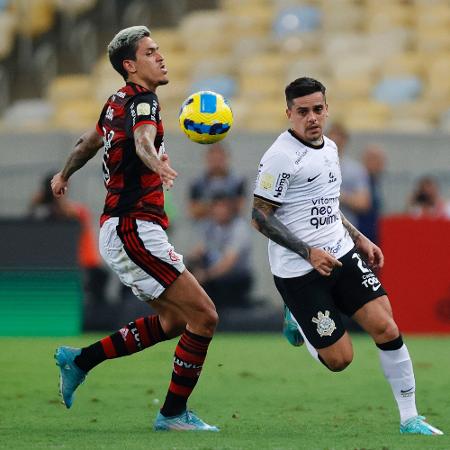 Pedro e Fagner disputam a bola em Flamengo x Corinthians, final da Copa do Brasil - Buda Mendes/Getty Images