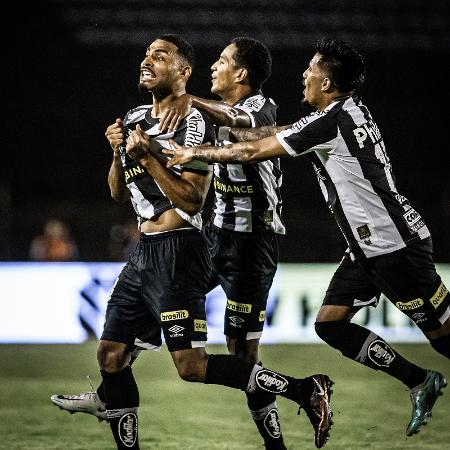 Joaquim, do Santos, comemora seu gol marcado contra o Ceilândia, pela Copa do Brasil 2023 - Divulgação/Santos FC