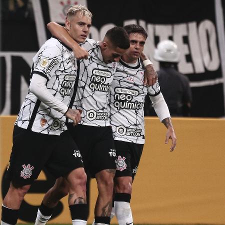 Róger Guedes, Gabriel Pereira e Fagner comemoram gol do Corinthians em 2021