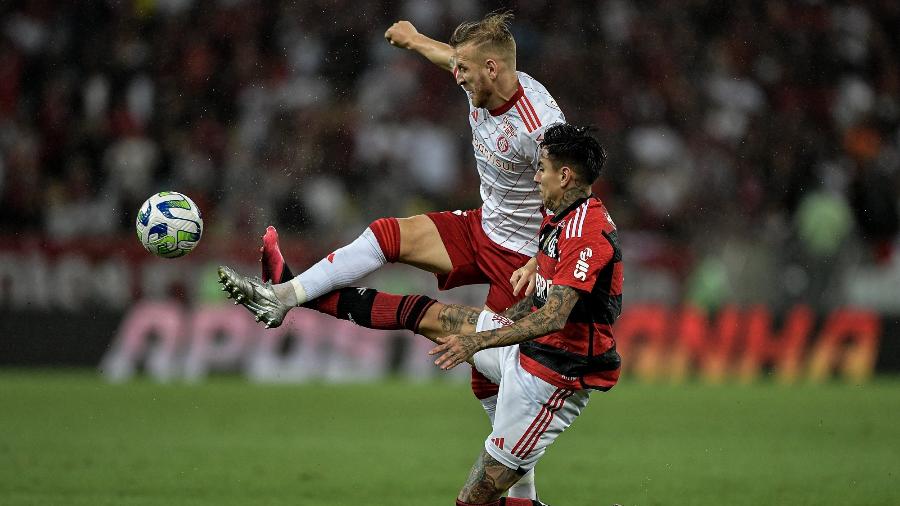 Pulgar e Pedro Henrique disputam a bola durante jogo entre Flamengo e Internacional pelo Campeonato Brasileiro